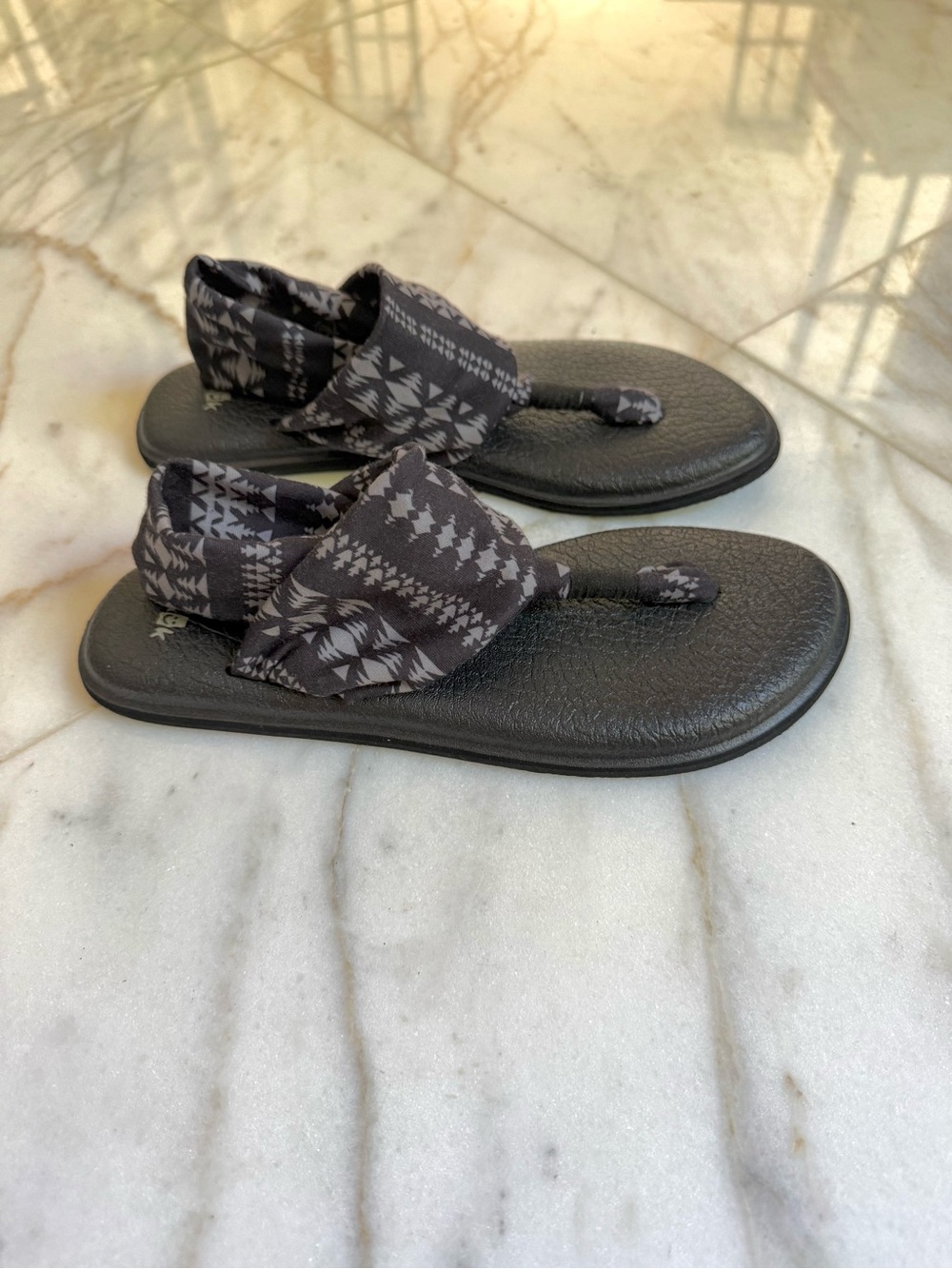 Sanuk Yoga Sling 2 Black Tribal Ikat Comfort Sandals Women’s size 8 US